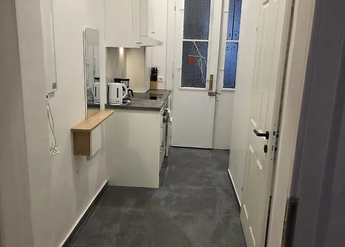 Modern 1br Near Wiener Stadthalle شقة فيينا