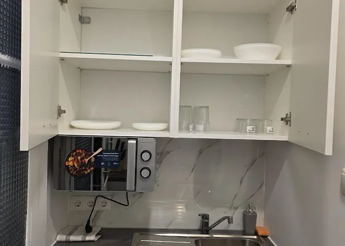 Modern 1br Near Wiener Stadthalle شقة فيينا